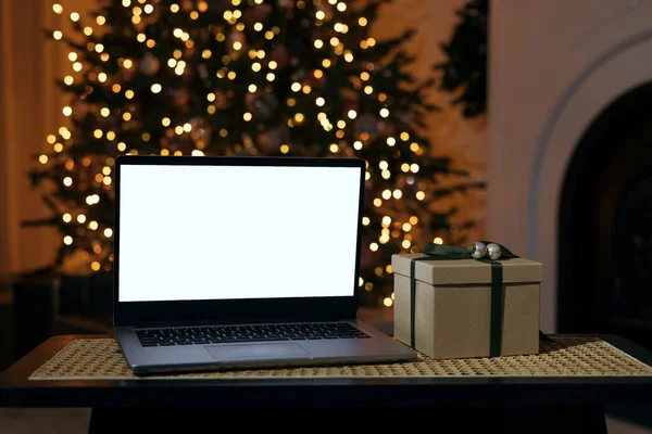 Vista Frontal Laptop Com Tela Branca Casa Com Árvore Natal — Fotografia de Stock
