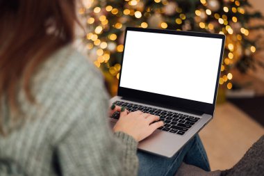 Kadın dizüstü bilgisayarda çalışıyor. Boş ekran ve taklit alanı var. Çevrimiçi alışveriş kavramı, indirimler veya İnternet.