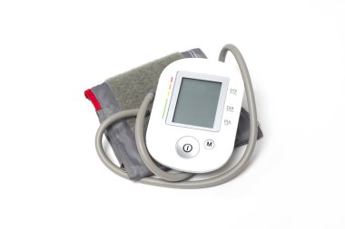 Tıbbi elektronik tonometre beyaz arkaplanda izole edildi