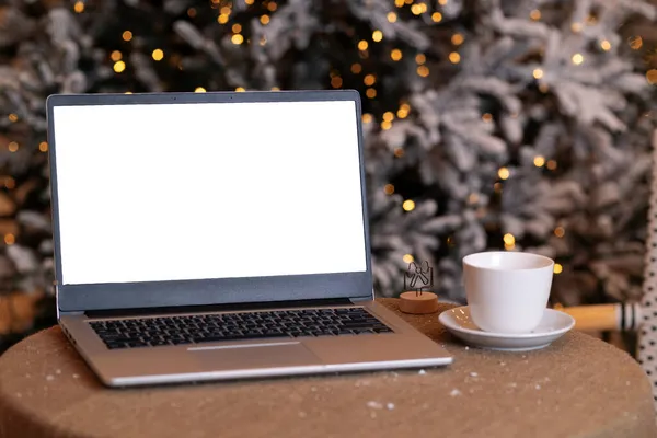 Laptop Café Atmosférico Inverno Contra Fundo Uma Árvore Natal Trabalho — Fotografia de Stock
