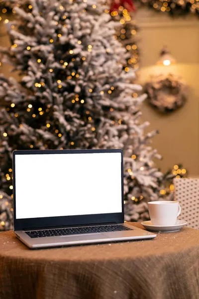 Laptop Café Atmosférico Inverno Contra Fundo Uma Árvore Natal Trabalho — Fotografia de Stock