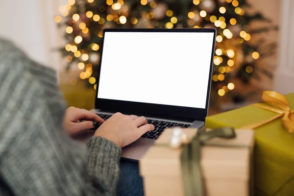 Mulher Trabalhar Computador Portátil Com Tela Exibição Branco Com Espaço — Fotografia de Stock