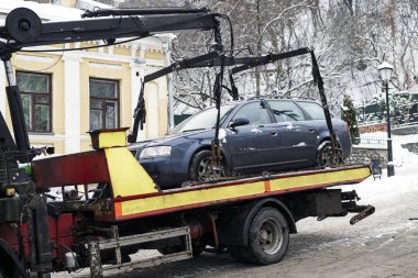 Kyiv, Ukrayna: Arabayı çekiciye yüklüyorum. Davetsiz misafirin arabasının tahliyesi