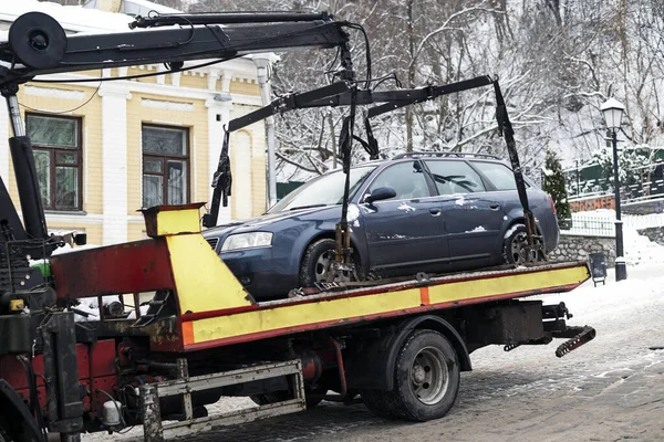 Kiev Ukraina Laddar Bilen Bärgningsbilen Evakuering Parkeringens Inkräktarbil — Stockfoto