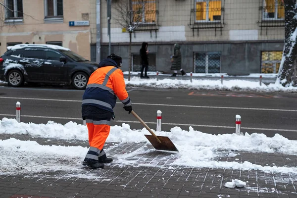 Kommunal Stadstjänst Rensar Gångstigen Från Snö Efter Snöstorm Arbetare Skottar — Stockfoto