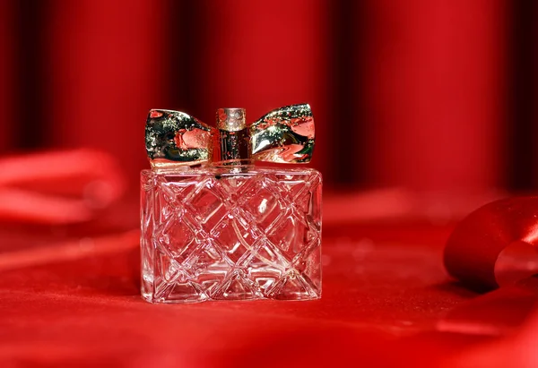 Butelka Kobiecych Perfum Czerwonym Tle Przestrzenią Kopiowania Koncepcja Piękna Aromatu — Zdjęcie stockowe