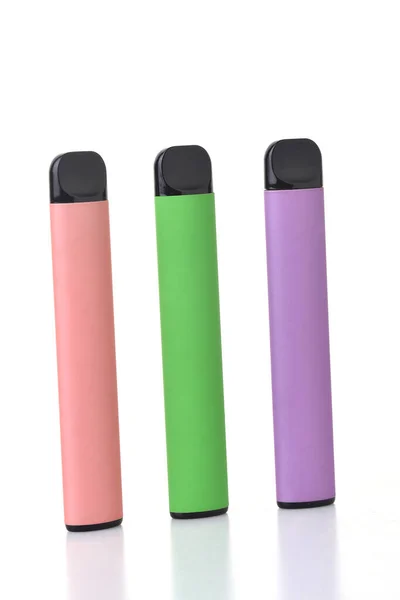 Coloridos Cigarrillos Electrónicos Desechables Aislados Sobre Fondo Blanco Concepto Tabaquismo —  Fotos de Stock