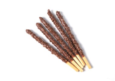 Beyaz arka planda izole edilmiş çikolatalı bisküvi çubuğu. Çıtır çıtır tatlı pipetler çikolatayı ezilmiş fındıkla doldurdu. en üstteki görünüm.