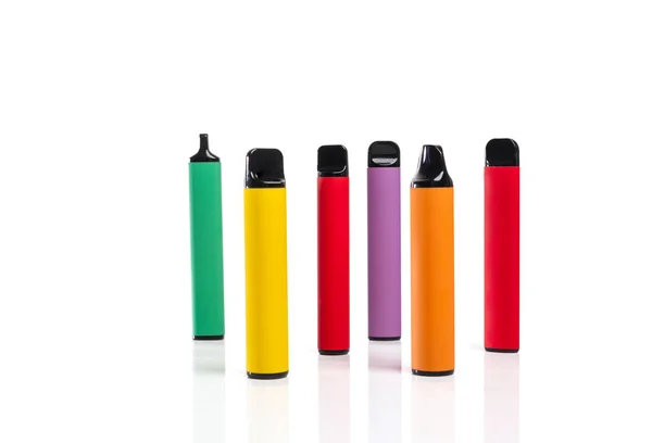 Beyaz Arka Planda Farklı Şekillerde Tek Kullanımlık Renkli Elektronik Sigaralar — Stok fotoğraf