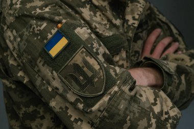 Ukrayna askeri üniforması içinde bayrak ve sembolle Ukrayna amblemi ve ulusal sembol tasvir edilmiştir.