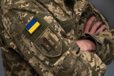 Ukrayna askeri üniforması içinde bayrak ve sembolle Ukrayna amblemi ve ulusal sembol tasvir edilmiştir.