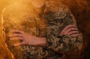 Ukrayna Silahlı Kuvvetleri. Siyahların dumanında piksel şeklinde askeri bir adamın yakın plan fotoğrafı. Ukrayna Savunucusu