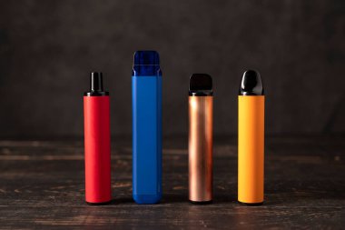  Modern sigara, buhar ve nikotin konsepti.