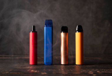 Modern sigara, buhar ve nikotin konsepti.