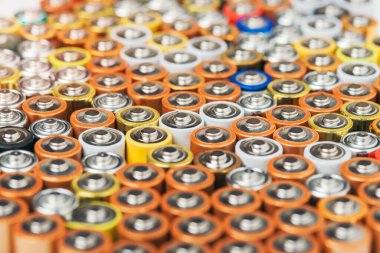 Kullanılan alkali pil tehlikeli çöp konsepti.