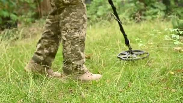 Soldier Using Metal Detector Fields Ukrainian Explosive Ordnance Disposal Officer — Stok video