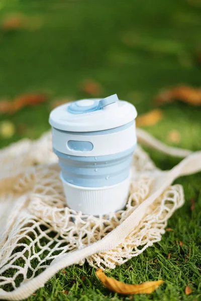 Reusable Folding Silicone Cup Mesh Cotton Bag Grass Concept Reusable — Fotografia de Stock