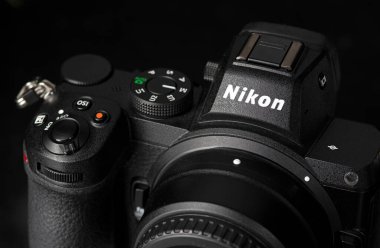 Kyiv, Ukrayna - SEPTEMBER 2022 - Yeni Nikon Z5 aynasız kamera gövdesi siyah arkaplanda. Logolu kameranın orta üst kısmının ayrıntılı görünümü
