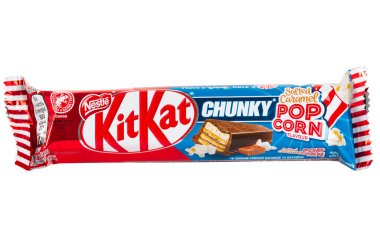 Kyiv, Ukrayna, Eylül 2022. Kit Kat Chunky Patlamış Mısır Çubuğu beyaz arka planda izole.
