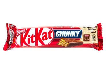 Kyiv, Ukrayna, Eylül 2022. Nestle KitKat Abur cuburu beyaz arkaplanda izole edildi.