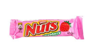Kyiv-Ukrayna. Eylül 2022: Nuts Strawberry 'nin kapanışı Nestle' nin yaptığı çikolatalı çikolata..