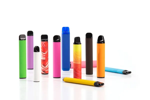 Conjunto Coloridos Cigarrillos Electrónicos Desechables Diferentes Formas Sobre Fondo Blanco — Foto de Stock