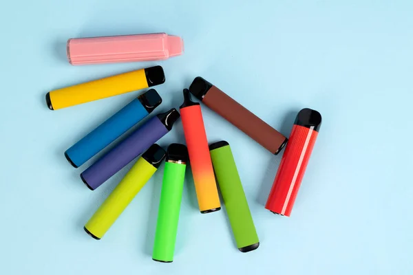 Layout Cigarros Eletrônicos Descartáveis Coloridos Com Sombras Fundo Azul Conceito — Fotografia de Stock