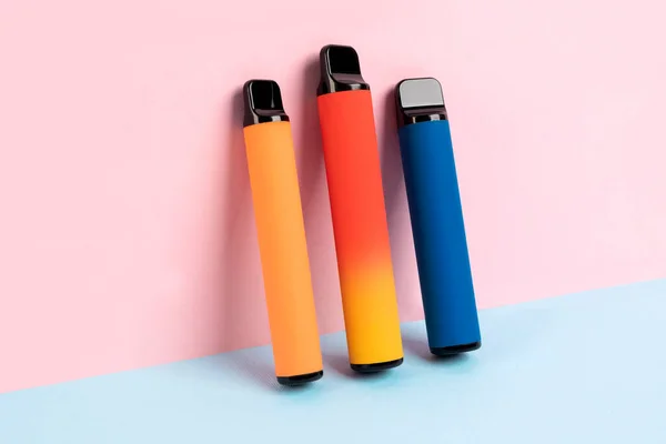 Conjunto Cigarros Eletrônicos Descartáveis Coloridos Fundo Rosa Conceito Fumo Moderno — Fotografia de Stock