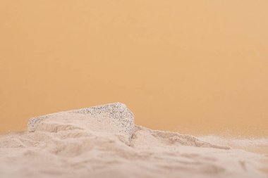 Plaj kumu, fotokopi alanı ve kozmetik ürünleri için gri beton platform podyumu. bej arkaplanda
