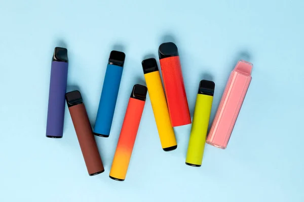 Diseño Coloridos Cigarrillos Electrónicos Desechables Con Sombras Sobre Fondo Azul — Foto de Stock