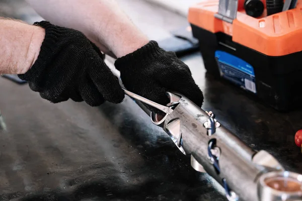 Patlayıcı silaha yüklendi ve kablo hattındaki delikte muhafaza ve oluşumu delmek için kullanıldı. Patlayıcı, kabuk ve gövdeden oluşan delici bir patlayıcı var..