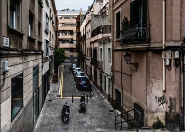 Barselona, İspanya - 4 Mayıs 2018: Barselona 'nın gotik bölgesinde ortaçağ binalarıyla çevrili dar bir sokak, İspanya