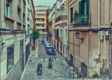 Barselona, İspanya - 4 Mayıs 2018: Barselona 'nın gotik bölgesinde ortaçağ binalarıyla çevrili dar bir sokak, İspanya