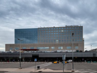 Barcelona, İspanya - 04 Mayıs 2018: Barcelona 'da Barcelo Sants tren istasyonu inşaatı