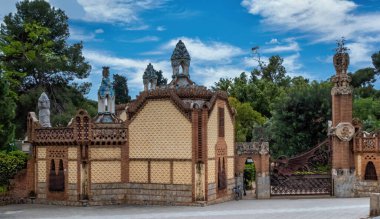 Barcelona, İspanya - 4 Mayıs 2018: The Guell Pavilions, Antonio Gaudi tarafından tasarlandı ve özel bir konuttur. Bu konutun inanılmaz bir tasarımı onun ejderha kapısı. Kapı bir ejderha şeklinde demirden yapılmıştır.