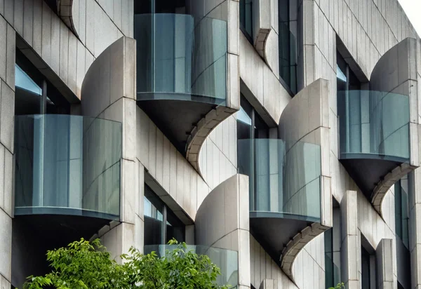 Desde Abajo Del Edificio Contemporáneo Con Balcones Cristal Fachada Geométrica — Foto de Stock