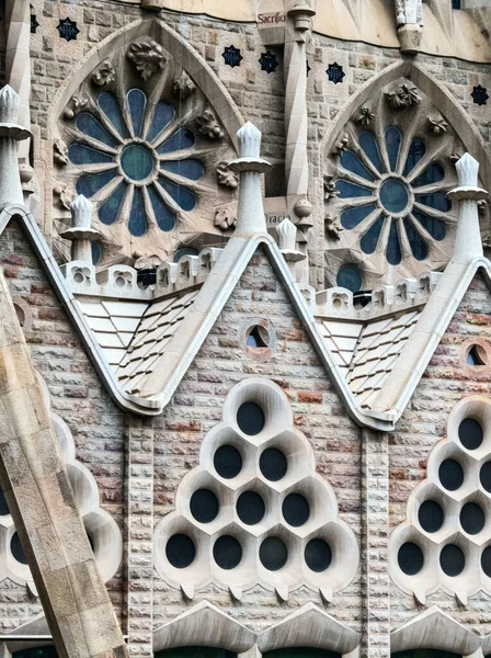 ガウディの傑作 スペイン バルセロナのサグラダ ファミリア大聖堂の装飾と複雑な塔と建築の詳細 — ストック写真