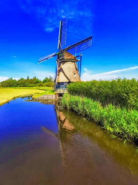 Oszałamiający Obraz Tradycyjnego Holenderskiego Wiatraka Pięknym Krajobrazie — Zdjęcie stockowe