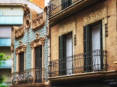 Barcelona, Katalonya, İspanya 'nın Gotik Mahallesi' ndeki güzel eski bir kasaba binasının cephesi.