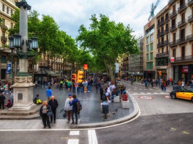 Barcelona, İspanya - 4 Mayıs 2018: Las Ramblas şehir merkezinin kalbinden geçen ve Placa de Catalunya 'yı Kristof Kolomb Anıtı' na bağlayan 1.2 kilometre (0.75 mi) boyunca uzanan büyük bir bulvar..