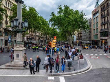 Barcelona, İspanya - 4 Mayıs 2018: Las Ramblas şehir merkezinin kalbinden geçen ve Placa de Catalunya 'yı Kristof Kolomb Anıtı' na bağlayan 1.2 kilometre (0.75 mi) boyunca uzanan büyük bir bulvar..