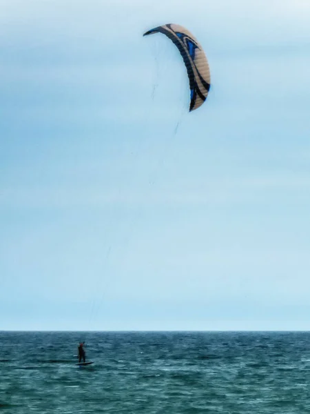 巴塞罗那海滩上一个阳光灿烂的冬日里 风筝在冲浪 — 图库照片