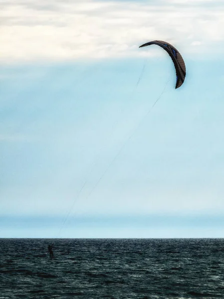 巴塞罗那海滩上一个阳光灿烂的冬日里 风筝在冲浪 — 图库照片