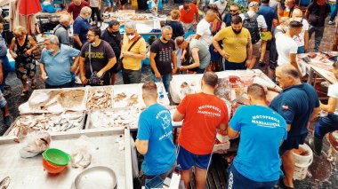 Catania, İtalya - 26 Haziran 2021: Sicilya 'daki kalabalık Alonzo di Benedetto meydanında eski bir balık pazarı
