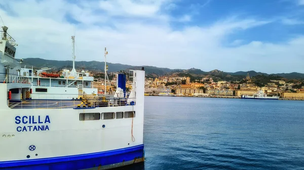 カターニア シチリア島の港で大きな船 — ストック写真
