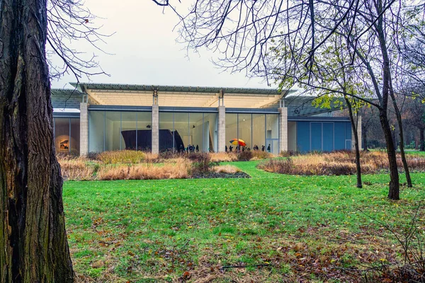 Wassenaar, Hollanda - 12 Aralık 2021: Voorlinden Müzesi Wassenaar, Lahey. Özel sanat koleksiyonu. Çağdaş sanat severler için eşsiz bir deneyim. Peyzaj bahçesindeki yüksek teknoloji binası Piet Oudolf tarafından tasarlandı.