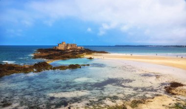 saint Malo fort ulusal ve kayalar, gelgit. Brittany, Fransa.