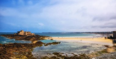 saint Malo fort ulusal ve kayalar, gelgit. Brittany, Fransa.