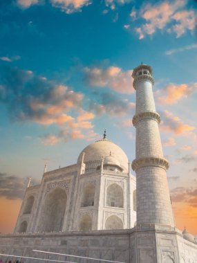 Tac Mahal, Hindistan 'ın Agra kentindeki Yamuna nehrinin kıyısında fildişi beyazı mermer bir mozoledir. 1632 'de Babür İmparatoru tarafından en sevdiği karısının mezarını saklamak için yaptırıldı..