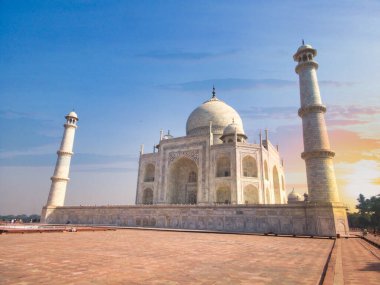 Tac Mahal, Hindistan 'ın Agra kentindeki Yamuna nehrinin kıyısında fildişi beyazı mermer bir mozoledir. 1632 'de Babür İmparatoru tarafından en sevdiği karısının mezarını saklamak için yaptırıldı..